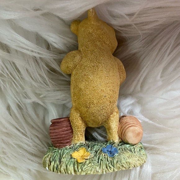VINTAGE 1980’s Disney Classic Pooh Figurine “Pooh Eating Hunny” by Border Art - Picture 3 of 4